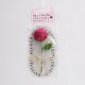 Handgehäkelte rosa Rose mit grünen Blättern in eleganter Geschenkverpackung und Liebesband - Rosarote Rose