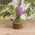 Handgefertigte Häkel-Topfpflanze mit lila Tulpe und Gänseblümchen auf Holzsockel - Dunkellila Dicke Tulpe