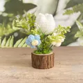 Handgehäkelte weiße Tulpe und blaue Blume auf einem Sockel aus Naturholz - Weiße Dicke Tulpe