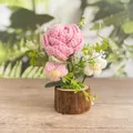 Handgehäkelte rosa Rose und weiße Blume im Topf auf einem Massivholzsockel - Rosenrosa