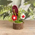 Handgestrickte Topfblumen mit Holzsockel mit roten und weißen Häkelblüten im Detail - Dunkelrote Geschlossene Tulpe