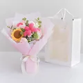 Handgefertigter gestrickter Blumenstrauß mit Sonnenblumen und Rosen in Geschenktüte - Dunkelrosa Tulpe (Mit Geschenktüte Und Lichtkette)