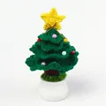Detailansicht eines gehäkelten Weihnachtsbaums im Keramiktopf mit bunten Mini-Pompons - Weihnachtsbaum Rein Grün