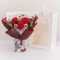 Handgefertigter roter Häkelnelken-Blumenstrauß im Geschenkset mit Fensterbeutel - Rote Nelke (Mit Geschenktüte Und Lichtkette)