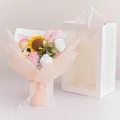 Handgefertigter Häkelblumenstrauß mit Sonnenblume und Rosen in einer weißen Geschenktüte - Rose Und Tulpe (Mit Geschenktüte Und Lichtkette)