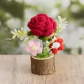 Handgefertigte Häkel-Rote-Rose und Gänseblümchen im Holzsockel für die Heimdekoration - Rote Rose Stil