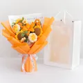 Handgefertigter gestrickter Sonnenblumen und Rosenstrauß in Premium Geschenkverpackung - Tulpe Und Sonnenblume (Mit Geschenktüte Und Lichtkette)