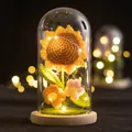 Veilleuse tournesol au crochet faite main sous dôme de verre avec LED et socle en bois - Tournesol Puff Rose