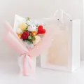 Ramo de flores tejidas a mano con conejo y corazones rojos en envoltorio rosa y bolsa - Cabeza de Conejo Roja (Con Bolsa De Regalo Y Guirnalda)