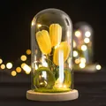 Veilleuse tulipe jaune crochetée à la main sous dôme de verre et socle en bois - Tulipe Jaune