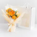 Ramo de girasoles y lirios tejidos a mano en bolsa de regalo blanca con lazo elegante - Tulipán Naranja (Con Bolsa De Regalo Y Guirnalda)