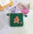 Détail de la pochette de Noël verte tricotée main avec décor de bonhomme en pain d'épices - Bonhomme en pain d’épice