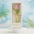 Rose en crochet faite main dans un coffret cadeau blanc avec étiquette de fête - Rose Clair