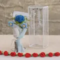 Handgefertigter blauer Häkel-Nelkenstrauß im Geschenkset mit Tragetüte - Einzelne blaue Rose (Kleine Box)