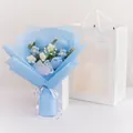 Ramo de tulipanes y margaritas de punto hecho a mano en bolsa de regalo con ventana - Tulipán Azul (Con Bolsa De Regalo Y Guirnalda)