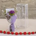 Handgefertigter Häkelblumenstrauß in lila Papier mit Klarsichtbeutel für Geschenke - Einzelne tiefviolette Rose (Kleine Box)