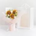 Ramo de girasoles tejidos a mano en envoltorio rosa con bolsa de regalo a juego - Girasol (Con Bolsa De Regalo Y Guirnalda)