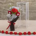 Handgefertigter gehäkelter Nelkenstrauß mit roten Rosen in Geschenktüte - Einzelne leuchtend rote Rose (Kleine Box)