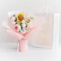 Ramo de punto hecho a mano con girasoles y rosas en papel rosa con bolsa de regalo - Girasol Y Rosa (Con Bolsa De Regalo Y Guirnalda)