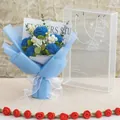 Bouquet de roses bleues fait main en emballage bleu ciel avec carte cadeau - Grand bouquet bleu (Nouveau modèle, 5 roses bleues dans une grande boîte en PET)