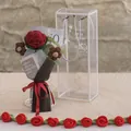 Bouquet de roses au crochet fait main dans un coffret cadeau transparent avec ruban rouge - Nouveau Modèle Rouge Individuel (Nouvelle Rose Rouge Individuelle - Petite Boîte en PET)