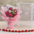 Bouquet crocheté à la main avec roses roses et fleurs blanches en sac cadeau - Bouquet de roses rose fuchsia Grande taille (Nouveau modèle 5 roses - Grande boîte PET)