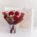 Ramo de rosas de ganchillo hecho a mano con margaritas blancas en papel granate - Rosa Roja (Con Bolsa De Regalo Y Guirnalda)