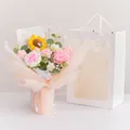 Ramo de flores de ganchillo hecho a mano con girasol y rosas en bolsa de regalo - Girasol Y Clavel Rosa (Con Bolsa De Regalo Y Guirnalda)