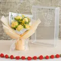 Bouquet de roses et œillets au crochet faits main dans un sac cadeau transparent - Bouquet Jaune Grande Taille (Nouvelle version 5 roses jaunes - Grande boîte PET)