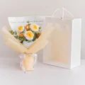 Ramo de rosas amarillas tejidas a mano en bolsa de regalo blanca con lazo fino - Rosa Amarilla Degradada (Con Bolsa De Regalo Y Guirnalda)