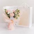 Ramo de flores de ganchillo rosa hecho a mano con bolsa de regalo de cumpleaños - Clavel Rosa Degradado (Con Bolsa De Regalo Y Guirnalda)