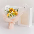 Ramo tejido a mano de girasoles y margaritas con bolsa de regalo blanca elegante - Girasol Y Tulipán Grueso (Con Bolsa De Regalo Y Guirnalda)