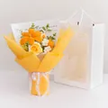 Ramo de lirios naranjas y rosas amarillas de punto a mano en bolsa de regalo con ventana - Tulipán En Flor (Con Bolsa De Regalo Y Guirnalda)