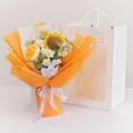 Ramo tejido a mano con rosa amarilla y girasol en un envoltorio naranja vivo - Girasol Y Tulipán Naranja Grueso (Con Bolsa De Regalo Y Guirnalda)
