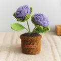 Rose viola fatte a mano all'uncinetto in vaso con foglie e etichetta in pelle - Rosa a Due Teste / Viola chiaro