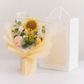 Ramo de girasoles tejido a mano con flores rosas en una bolsa de regalo blanca para cumpleaños - Girasol Y Clavel Rosa Degradado (Con Bolsa De Regalo Y Guirnalda)