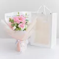 Ramo de flores de punto hecho a mano con lirios y rosas rosas en bolsa de regalo blanca - Lirio Rosa (Con Bolsa De Regalo Y Guirnalda)