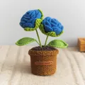 Tulipanes azules de ganchillo hechos a mano con hojas verdes y etiqueta de cuero artesana - Rosa de Dos Cabezas / Azul marino