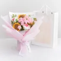 Ramo de flores de ganchillo hecho a mano con girasol y lirio rosa en un set de regalo elegante - Tulipán Rosa Claro En Flor (Con Bolsa De Regalo Y Guirnalda)