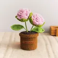 Rosa de ganchillo hecha a mano con flores rosas y hojas verdes en maceta de color marrón - Rosa de Dos Cabezas / Rosa Claro