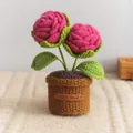 Rose rosa all'uncinetto fatte a mano con foglie verdi e base in maglia marrone - Rosa a Due Teste / Rosso rosa