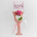 Set regalo rosa all'uncinetto fatta a mano e collana di perle con ciondolo a cuore - Rosa rosso rosa