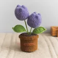 Pianta in vaso all'uncinetto fatta a mano con tulipani viola e base marrone decorativa - Tulipano Grosso a Doppia Testa / Viola