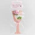 Bouquet de fleurs tricotées roses avec collier cœur en perles sur carte cadeau - Rose Rose Clair