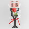 Rose rouge au crochet avec collier de perles et cœur dans son emballage cadeau - Rose rouge