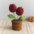 Pianta di tulipano rosso all'uncinetto fatta a mano con vaso marrone ed etichetta in cuoio - Tulipano Grosso a Doppia Testa / Rosso