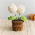 Pianta di tulipani bianchi all'uncinetto fatti a mano con due fiori ed etichetta in pelle - Tulipano Grosso a Doppia Testa / Bianco Latte