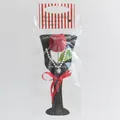 Bouquet de fleurs au crochet rouge fait main avec collier de perles et pendentif - Wine Red Tulip