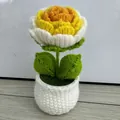 Fiore all'uncinetto fatto a mano in bianco e giallo per decorazione da scrivania - Rosa Sfumato Giallo - Vaso Classico
