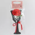 Bouquet d'oeillets rouges faits main au crochet avec collier de perles en coffret cadeau - Œillet Rouge